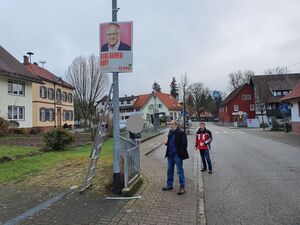 Wahlplakate werden in Wittelbach von Wolfgang Himmelsbach und Jürgen Metzger platziert.